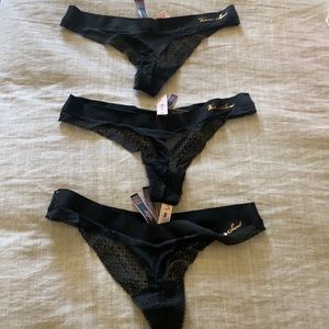 Victoria’s Secret lacy thong, black size medium NWT